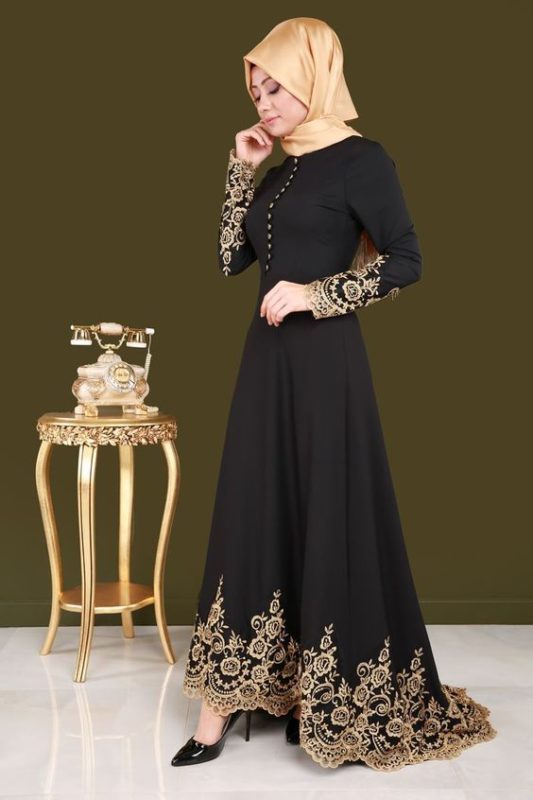 model gaun muslim terbaru dengan warna hitam polos dengan aksesoris brokat di ujung lengan