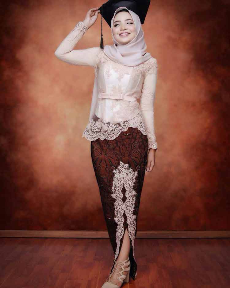 kebaya modern untuk wisuda berjilbab