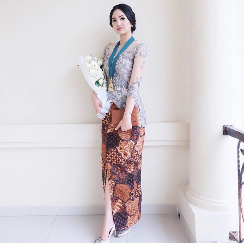 27 Desain  Kebaya Wisuda  Modern 2021 Paling Trend 