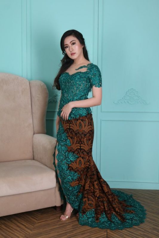 gambar model baju pesta batik modifikasi