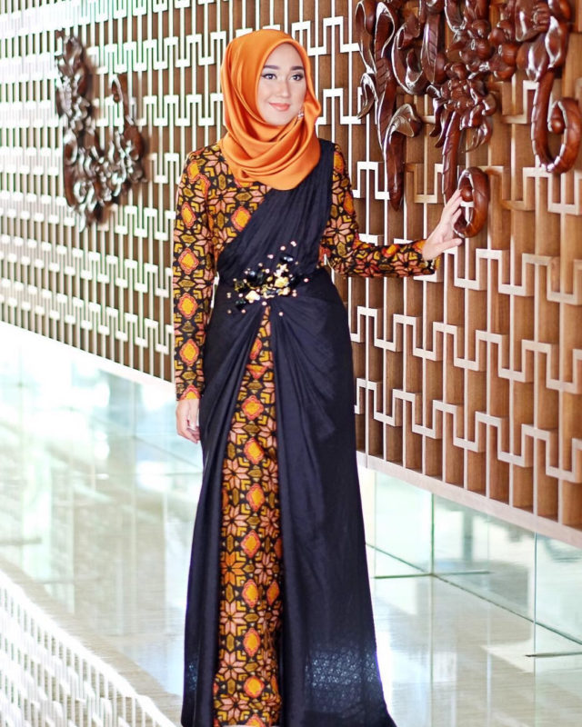 model baju pesta batik kombinasi dengan kain warna polos