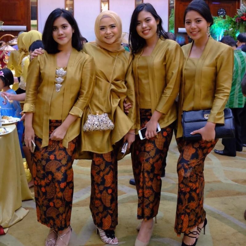 model baju pesta kebaya terbaru kombinasi batik dan kain polos