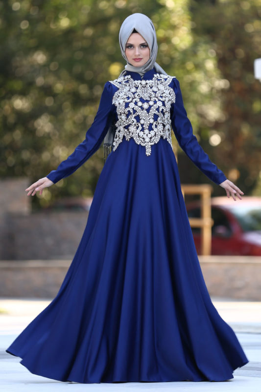 model gaun pesta muslim modern dari bahan satin berwarna biru yang elegan