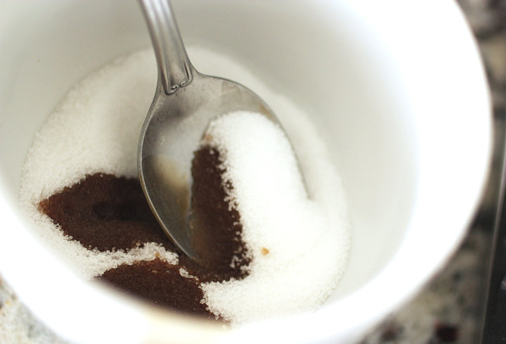 mengecilkan pori pori wajah dengan campuran kopi dan gula