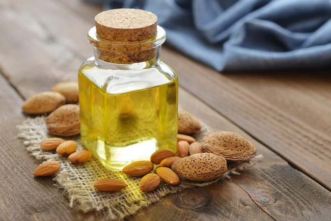 minyak almond untuk alis