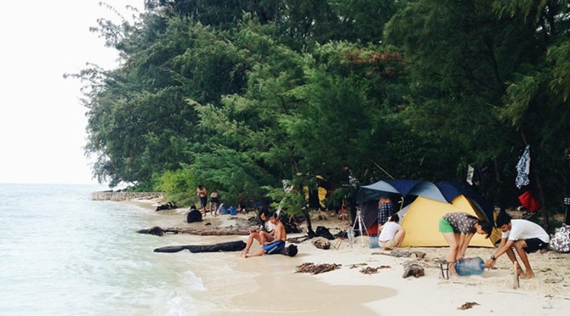 berkemah di pantai